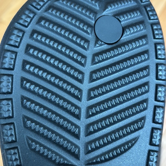 Crocs Black Classic Flip 2.0 - Black (Women’s 7) NEW - Picture 5 of 7